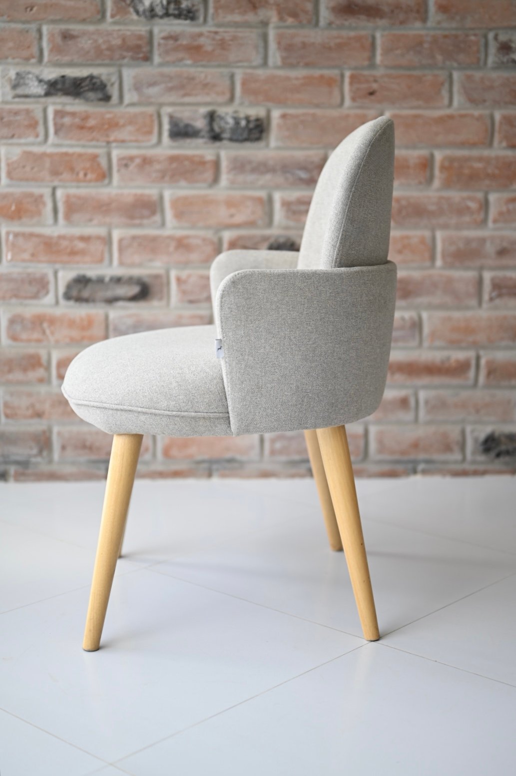 AGNES CHAIR